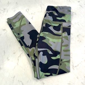 Zyia camo light and tight. Size 4. Pockets